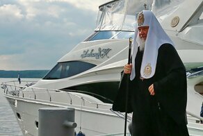 Патриарх Кирилл считает, что россиянам не стоит стремиться жить богато и благополучно