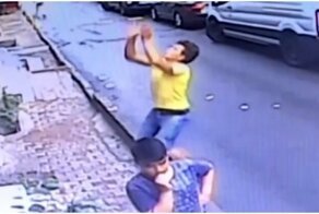 В Турции подросток поймал выпавшую из окна двухлетнюю девочку