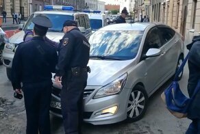 Полицейские растолкали пешеходов, чтобы их начальник смог проехать по тротуару
