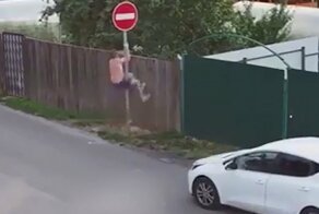 Когда очень нужно проехать, но знак "кирпич" у тебя на пути