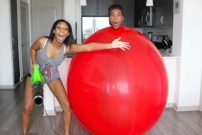 20 самых смешных и странных костюмов из воздушных шариков