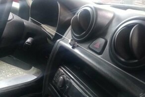 Вопрос автомобилистам: для чего натянута леска в салоне этой машины?