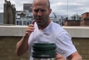 Bottle Cap Challenge: Стэйтем и другие пытаются сбить ногой крышку с бутылки