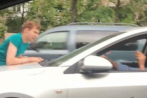 Девушка полтора километра везла на капоте машины надоевшего ухажера: видео