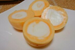 Как сварить куриное яйцо желтком наружу