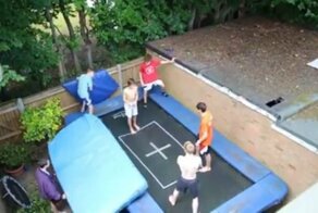 Впечатляющий прыжок на батуте