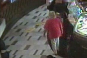 Старушка поскользнулась на мокром полу казино и заработала на этом $3 млн