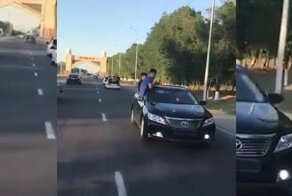 Неудачные понты: в Казахстане ехавшая задом Camry врезалась в ВАЗ