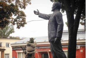 Зачем памятник Шреку и Ленину на территории завода холодильников?