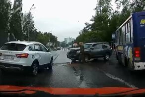 Веста потеряла автобокс: момент ДТП в Архангельске