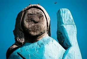 В Словении установили деревянную статую Мелании Трамп