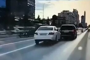 Авария дня. Mercedes вылетел на встречку на Новом Арбате