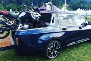 BMW X7 превратили в пикап для перевозки мотоцикла