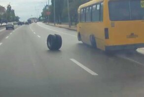 Пассажирский автобус на ходу «потерял» колесо
