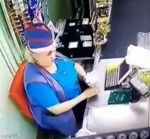 Пермяк напал на кассиршу, которая отказалась продавать ему водку вне очереди