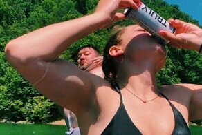 Отец оживил типичный снимок дочери с отдыха своим эпичным прыжком в воду