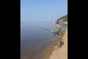 Поматросили и бросили: неожиданный улов рассмешил рыбака