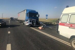 Авария дня. На Кубани два человека погибли в результате столкновения с фурой