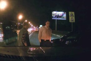 Попытка нагло вклиниться в ряд обернулась мятой дверью