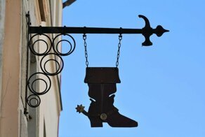Как на домах появились рекламные вывески?