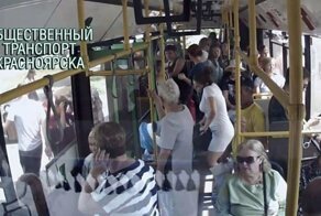 Мать болтала по телефону в автобусе и выронила ребенка из коляски, а затем обвинила в этом водителя