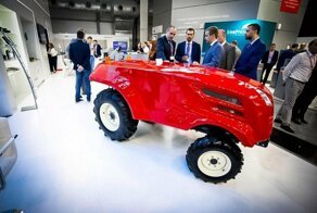 "Роскосмос" представил беспилотный трактор