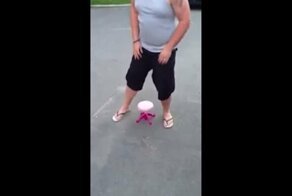 Попытка сесть на детский стульчик обернулась провалом