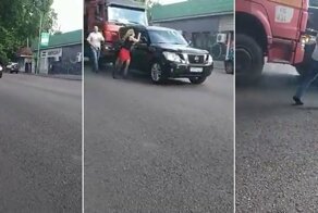 Дорожный конфликт в Алматы: грузовик протащил внедорожник по дороге