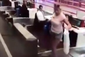 Туристка села на багажную ленту, чтобы доехать до лайнера