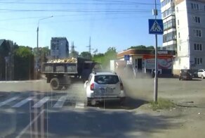 Женщина на Renault не уступила дорогу ЗиЛу в Томске