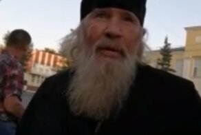 В Омске пьяный священник кричал матом на остановке в центре города