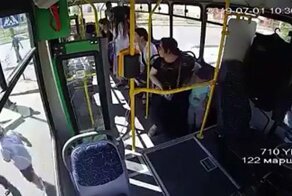 Мать с ребенком хотела выпрыгнуть из автобуса без водителя и попала под колеса