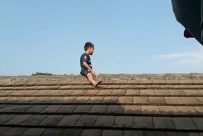 В Индонезии маленький мальчик забрался на крышу больницы, отказываясь проходить традиционную практику обрезания