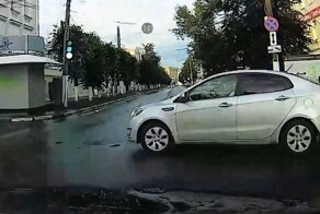 В центре Твери невнимательный водитель сломал челюсть, пытаясь развернуться