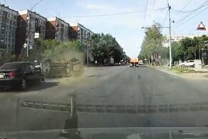 Пенсионер хотел развернуться с середины проезжей части и устроил аварию