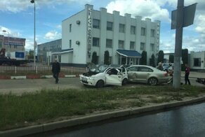 Женщина на Матизе устроила ДТП в Смоленске и сама пострадала