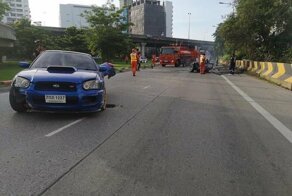 Везение из Таиланда: Subaru развалился пополам в результате столкновения с отбойником