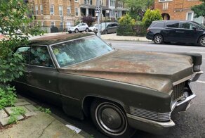 Винтажный Cadillac простоял 25 лет на одном месте и теперь его эвакуировали
