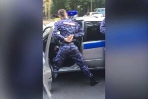 Росгвардейцев задержали за подброс наркотиков: видео