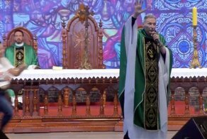 Женщина толкнула пастора со сцены, когда тот тонко намекнул, что толстяки не попадут в рай