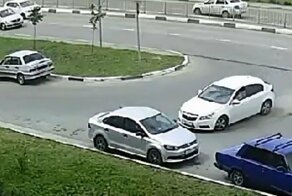 Повернул, так повернул! Водитель протаранил две машины на парковке
