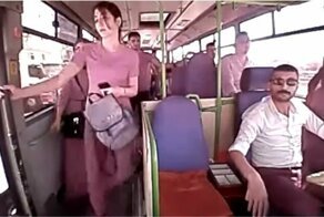 Невнимательная девушка вышла из автобуса на скорости 30 км/ч и упала под его колесо
