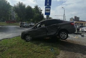 Авария дня. В центре Казани Lada столкнулась с автовозом
