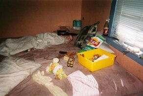 От младенца до подростка через шприцы: девушка показала фото детства в семье наркоманов