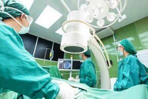 Медсестре отказали во французском гражданстве из-за того, что она слишком много работала