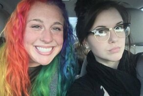 Девушка показала, какие они с сестрой разные — и дело не только в причёсках, но и в их домах