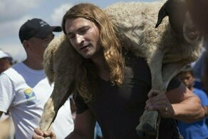 Швейцарский археолог победил тувинцев, приседая с овцой
