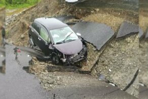 Провалился автомобиль с пассажирами: так размыло федеральную трассу «Амур»