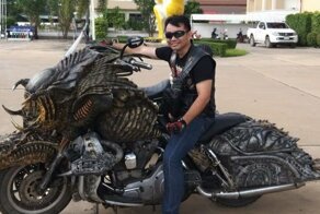 Это настоящий Хищник на мотоцикле и он живет в Таиланде