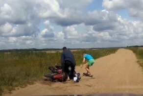 В Беларуси пьяный отец на мотоцикле с двумя детьми хотел уехать от ГАИ и упал